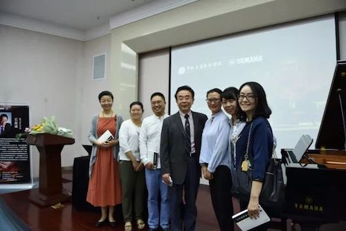 雅馬哈藝術家石叔誠與特邀藝術家顧平受邀于成都大學東盟藝術學院、音樂與舞蹈學院藝術實踐周開展公開課