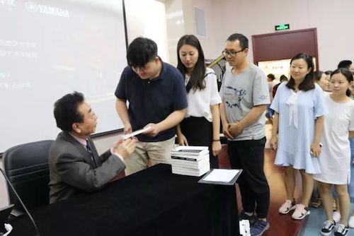 雅馬哈藝術家石叔誠與特邀藝術家顧平受邀于成都大學東盟藝術學院、音樂與舞蹈學院藝術實踐周開展公開課