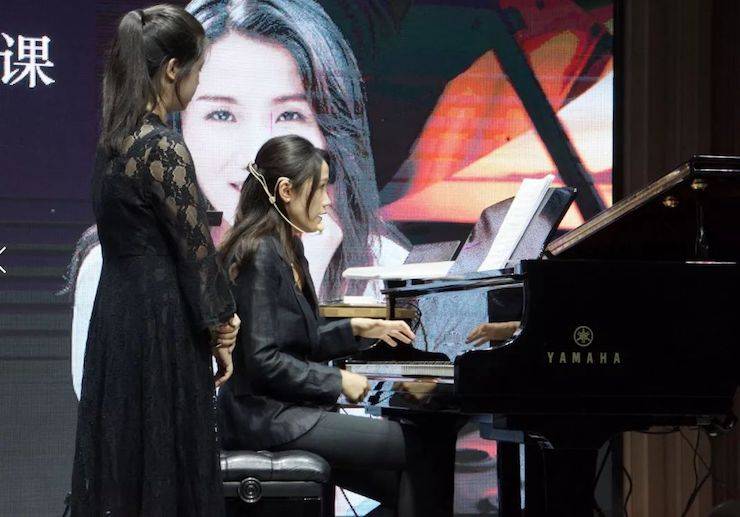 科技推動音樂教育創新，張希教授《古典主義時期鋼琴奏鳴曲的演繹》公開課圓滿成功