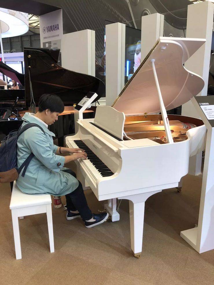 參觀來賓試奏雅馬哈鋼琴""