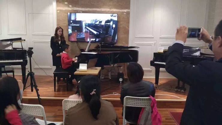 北京學生接受徐琦老師指導