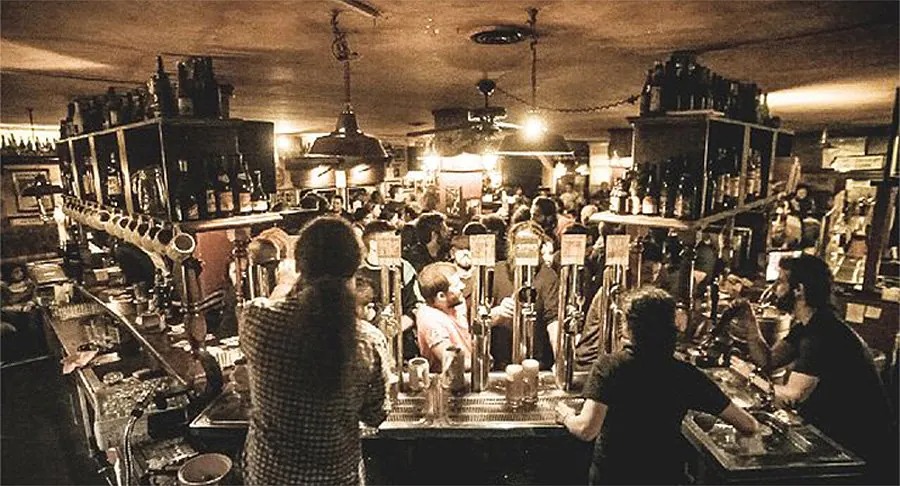 雅馬哈在鐘樓附近搖滾