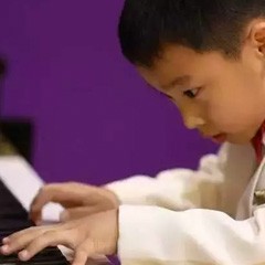 孫鵬杰攜“神秘嘉賓”現身廣州 見證小琴童的成長之路